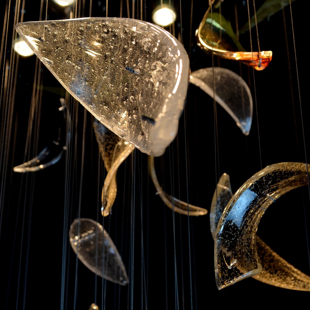 Détail de la finition bullée des pétales de verre et tiges dorées
