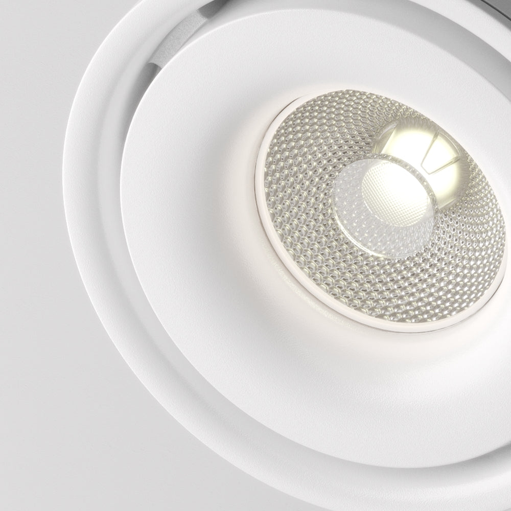 Gros plan sur la lentille et le réflecteur grainé du projecteur blanc mat.