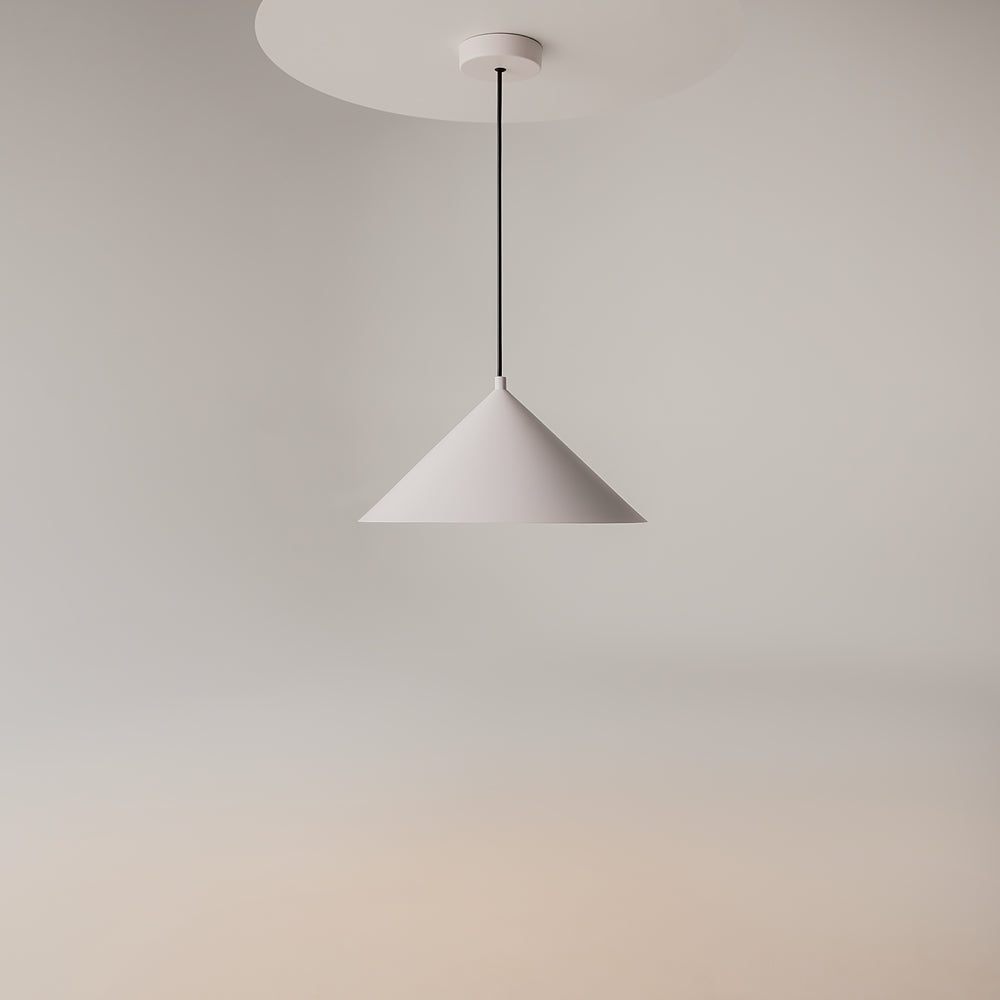 Suspension blanche éclairée suspendue devant un mur beige, lumière chaude au plafond