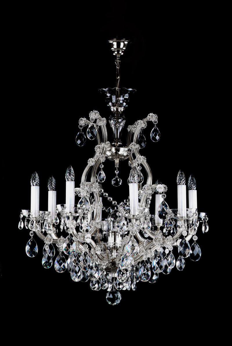 Version argentée du même lustre, monture chromée et cristaux facettés sur fond noir