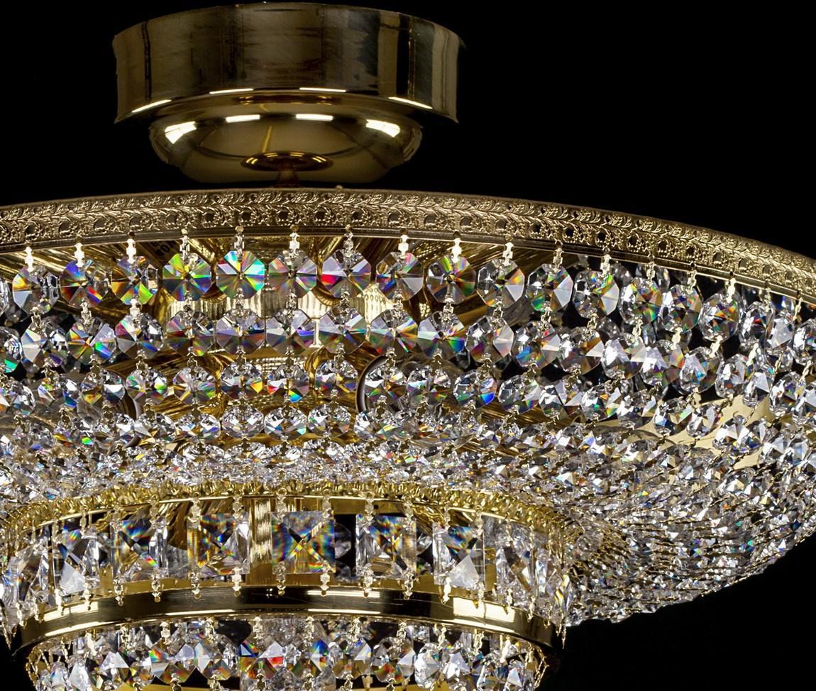 Détail du sommet doré, du cabochon et des premières rangées de cristaux