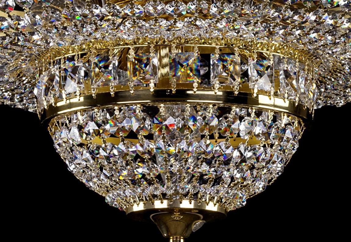 Macro sur la bague dorée centrale sertie de gros cristaux carrés taillés
