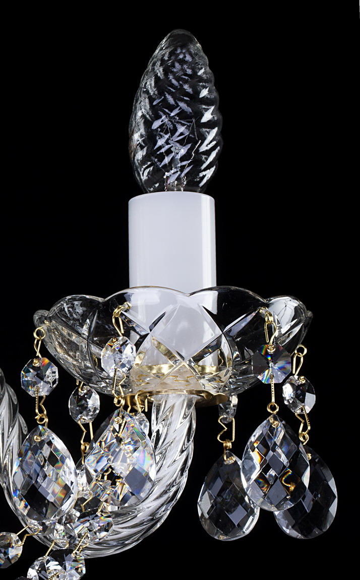 Gros plan sur la douille blanche, la coupelle fleur et les pampilles de cristal