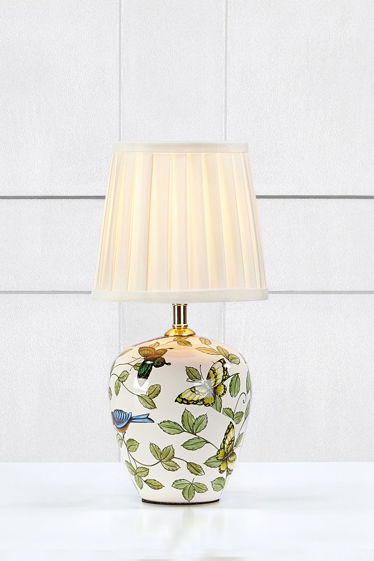 Lampe à poser Mansion en céramique à motifs et blanche