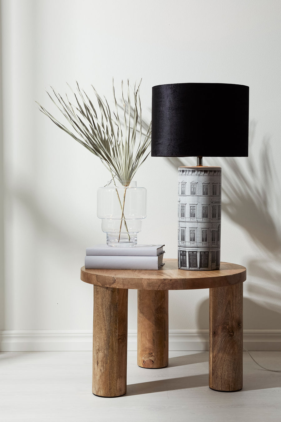 Lampe à poser Ichi en céramique grise et noire, abat-jour en velours
