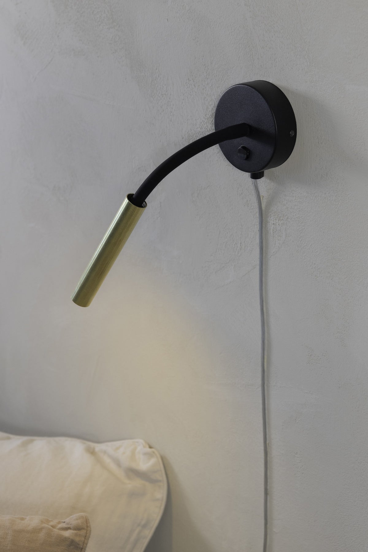Applique murale Jolie en laiton brut et noire