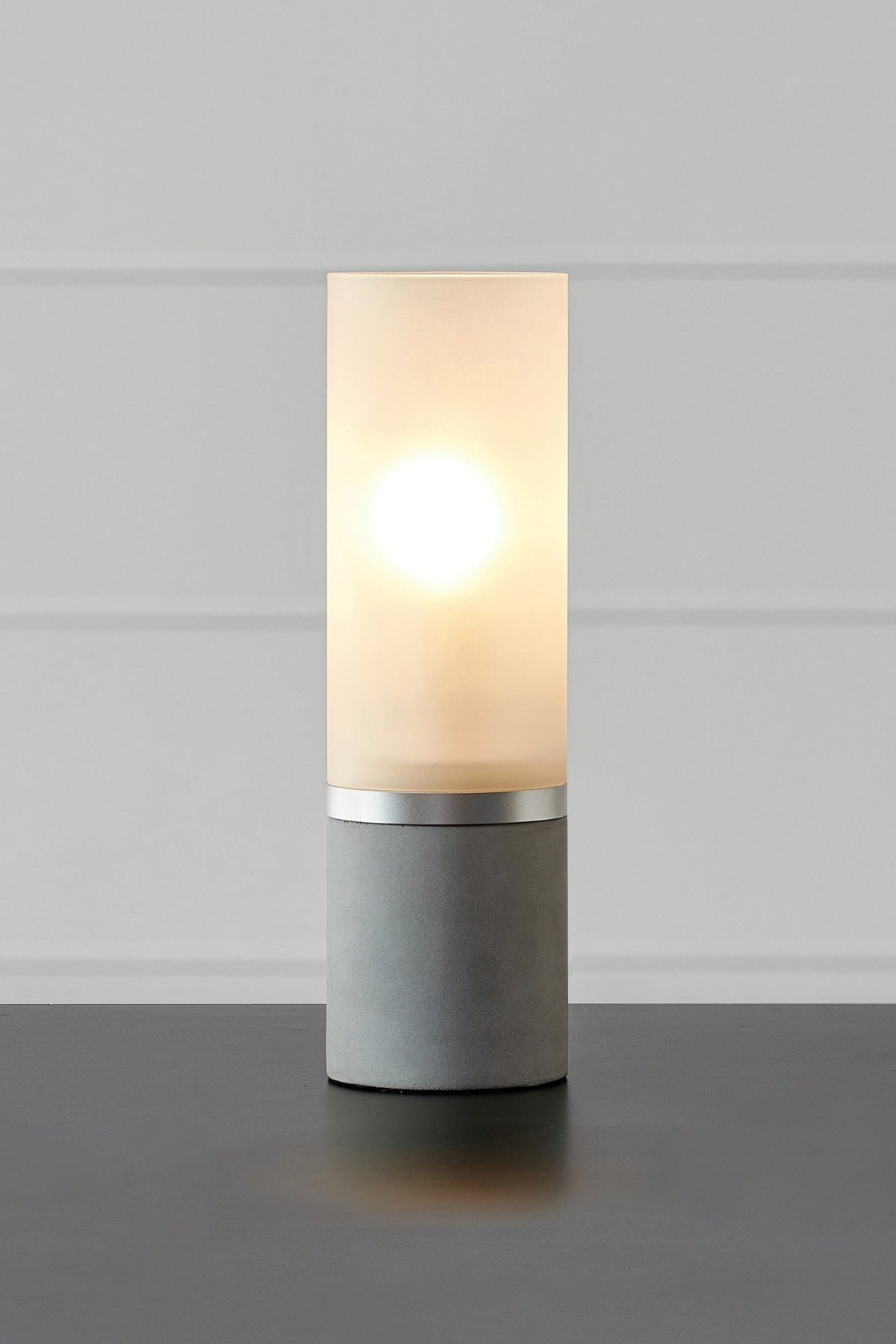 Lampe à poser Molo en béton gris et verre dépoli 30 cm