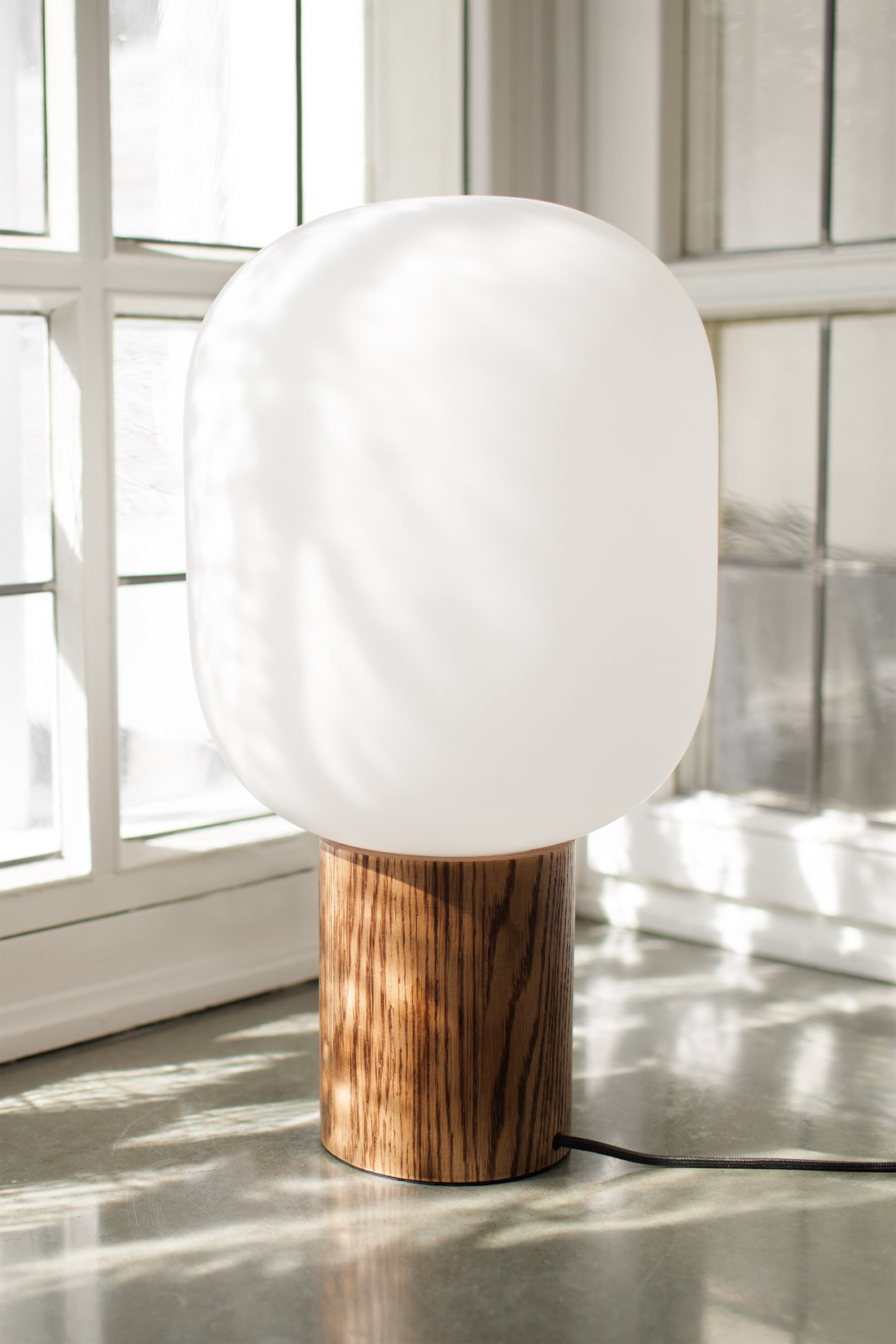 Lampe à poser Skene en chêne blanc et bois brûlé