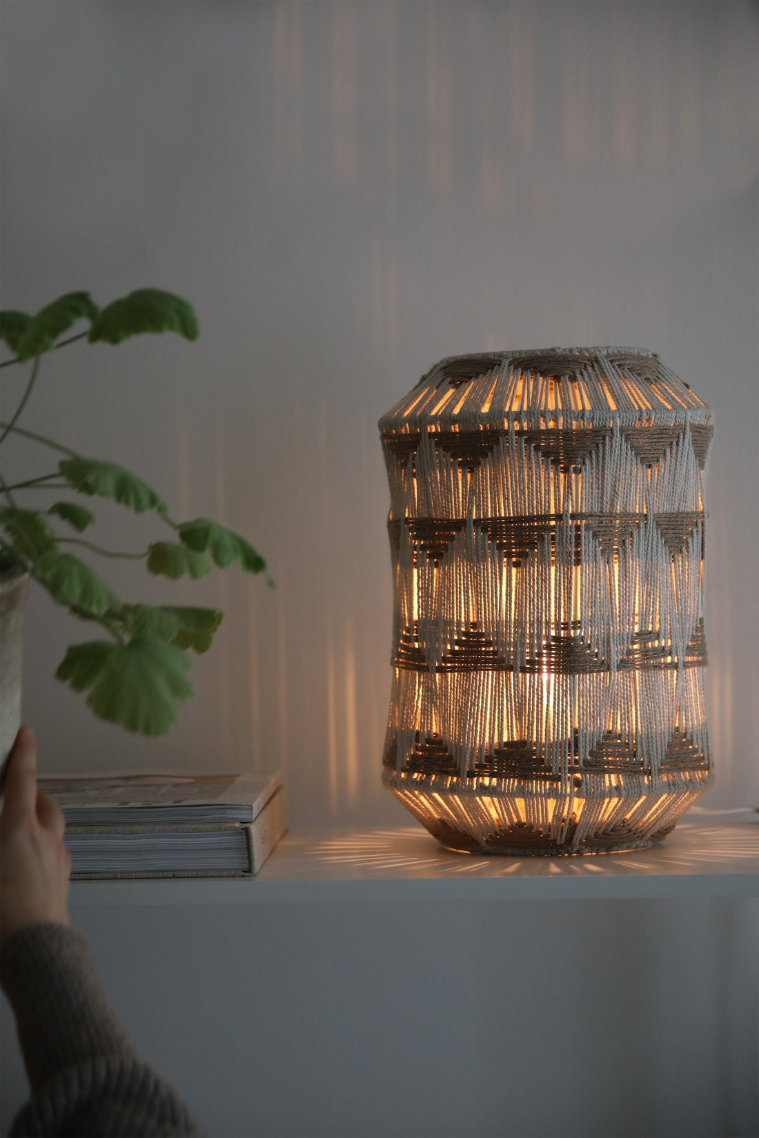 Lampe à poser Ano avec abat-jour en jute et coton