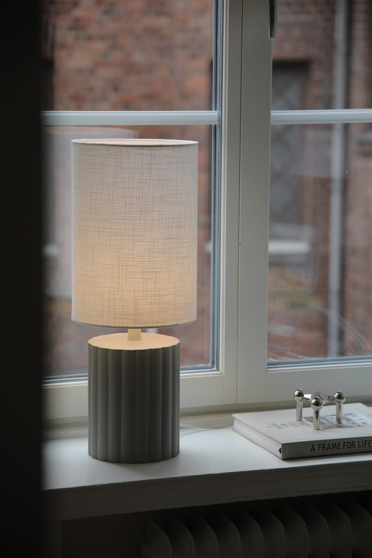 Lampe à poser Can blanche et grise, abat-jour en coton