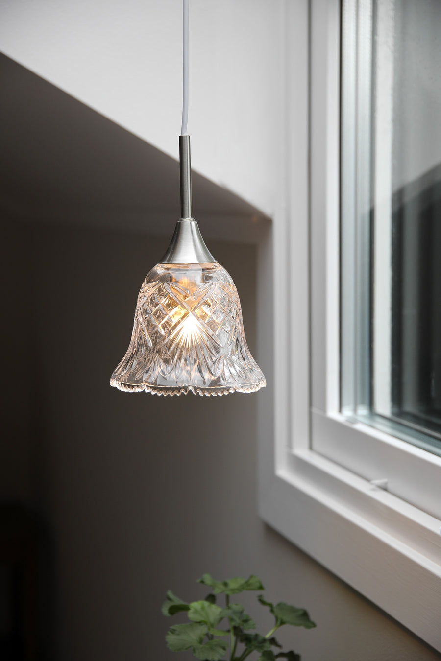 Suspension de fenêtre Luna en nickel satiné et verre transparent
