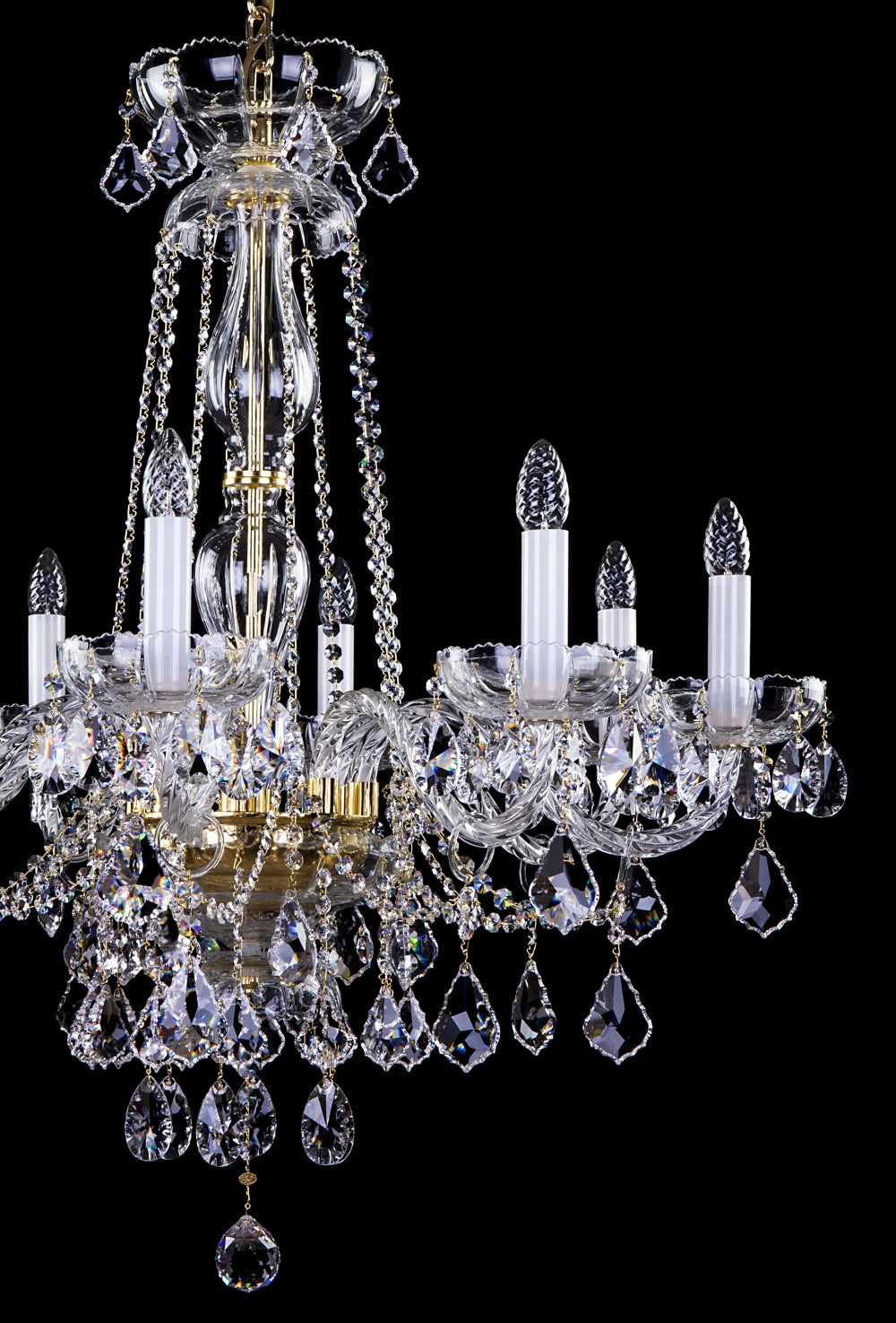 Lustre vu de trois quarts, détails des bras courbes et des pendeloques de cristal