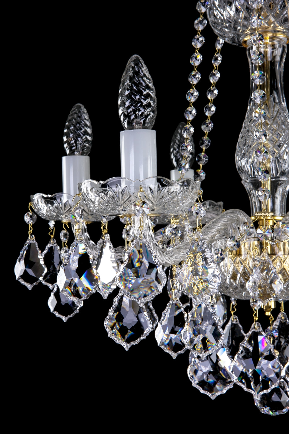 Détail des bras du lustre, avec godets ciselés et pendentifs de cristal.