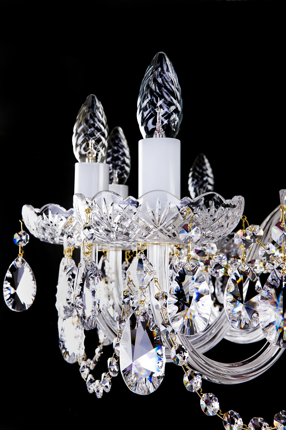 Détail des bobèches ciselées, douilles, ampoules torsadées et pendentifs en cristal