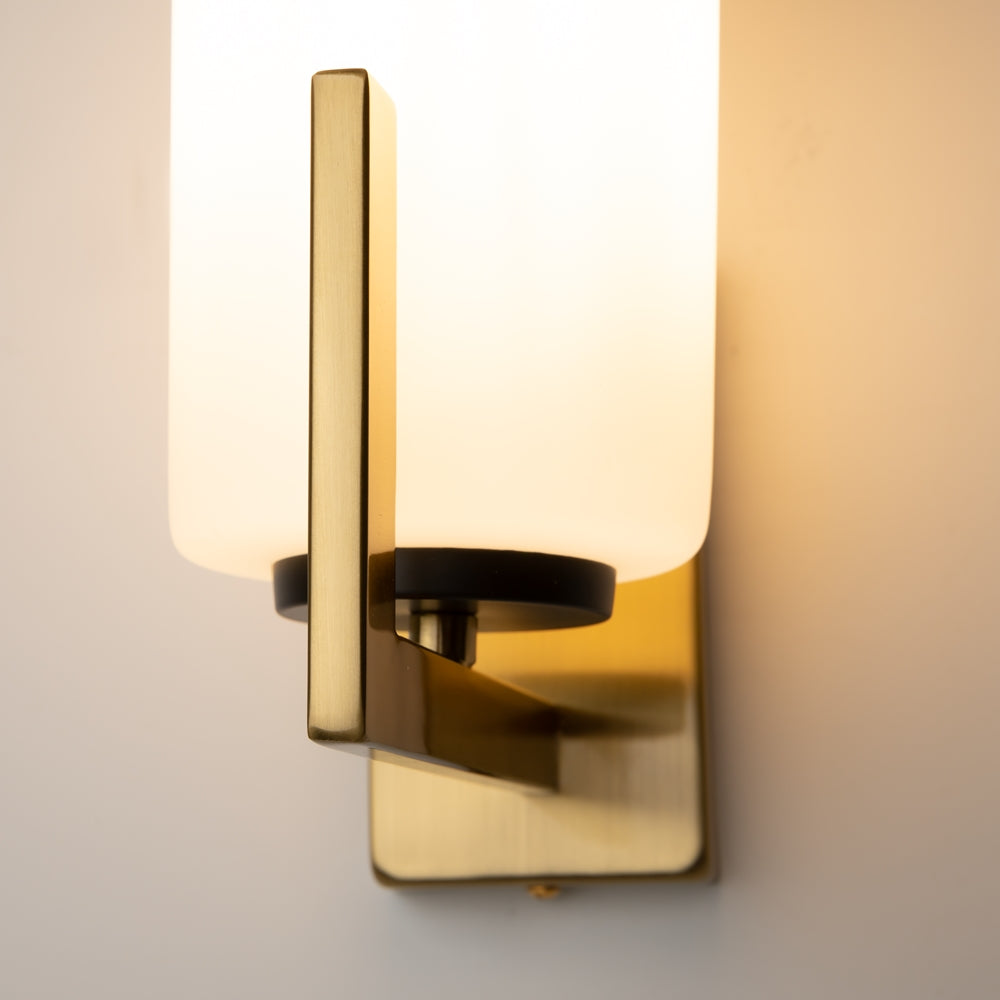Détail rapproché du bras en laiton, de la douille noire et du bord du verre