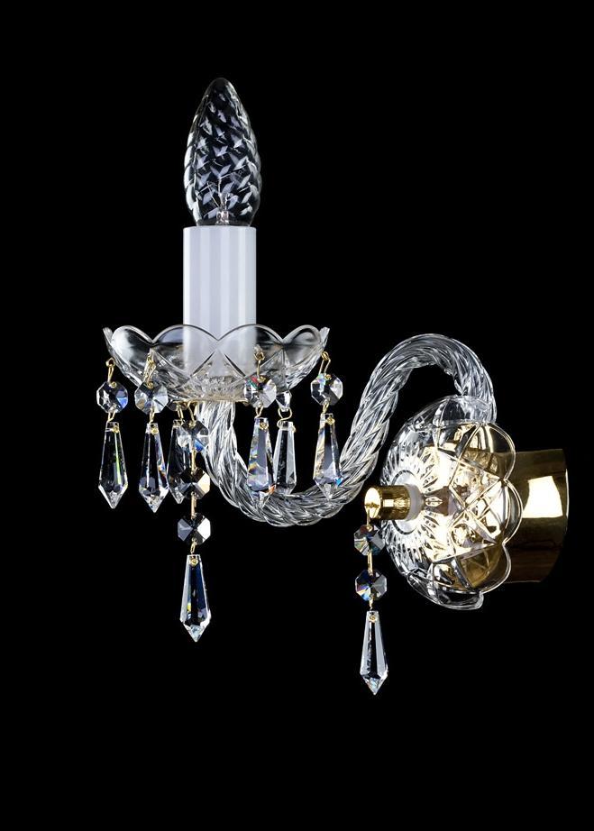 Même applique éclairée, ampoule allumée révélant le laiton doré du support