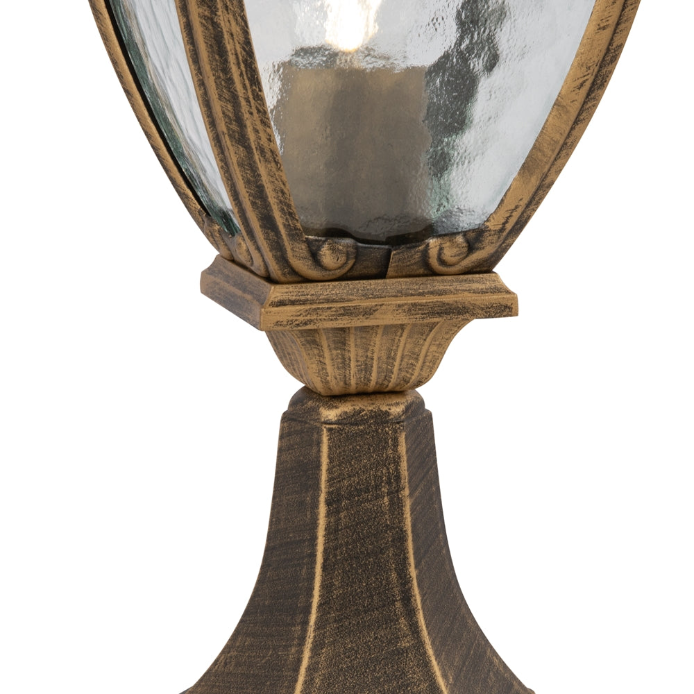 Gros plan sur le verre martelé et la collerette sculptée du luminaire