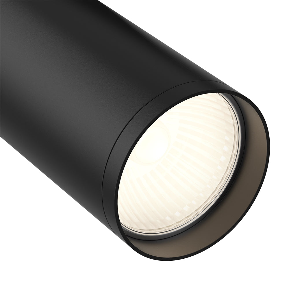 Gros plan sur la lentille diffusante et sa grille alvéolée du projecteur noir