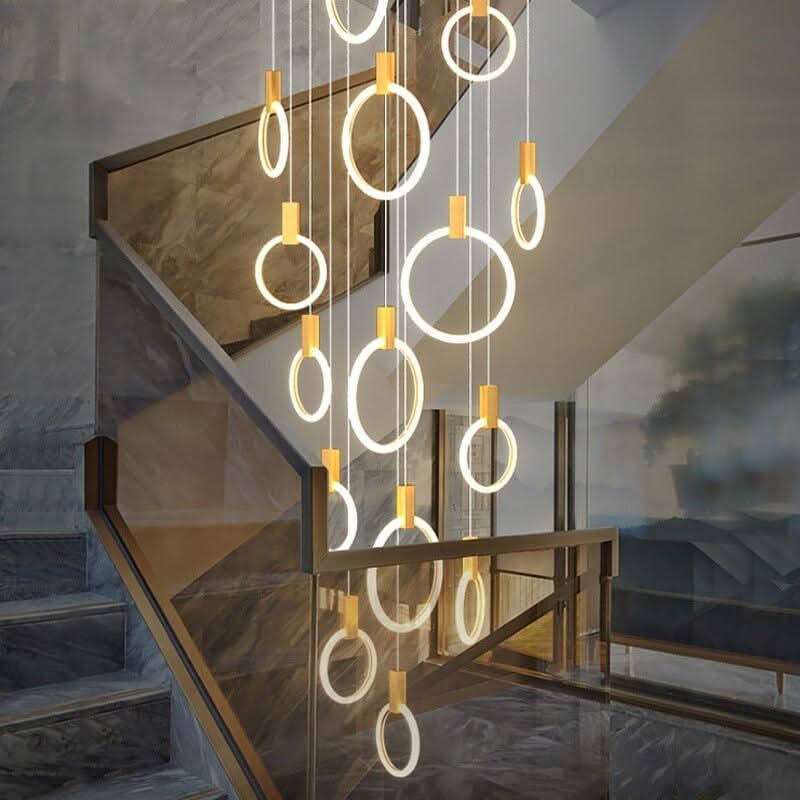 Vue de la suspension dans cage d'escalier en marbre, anneaux allumés de face