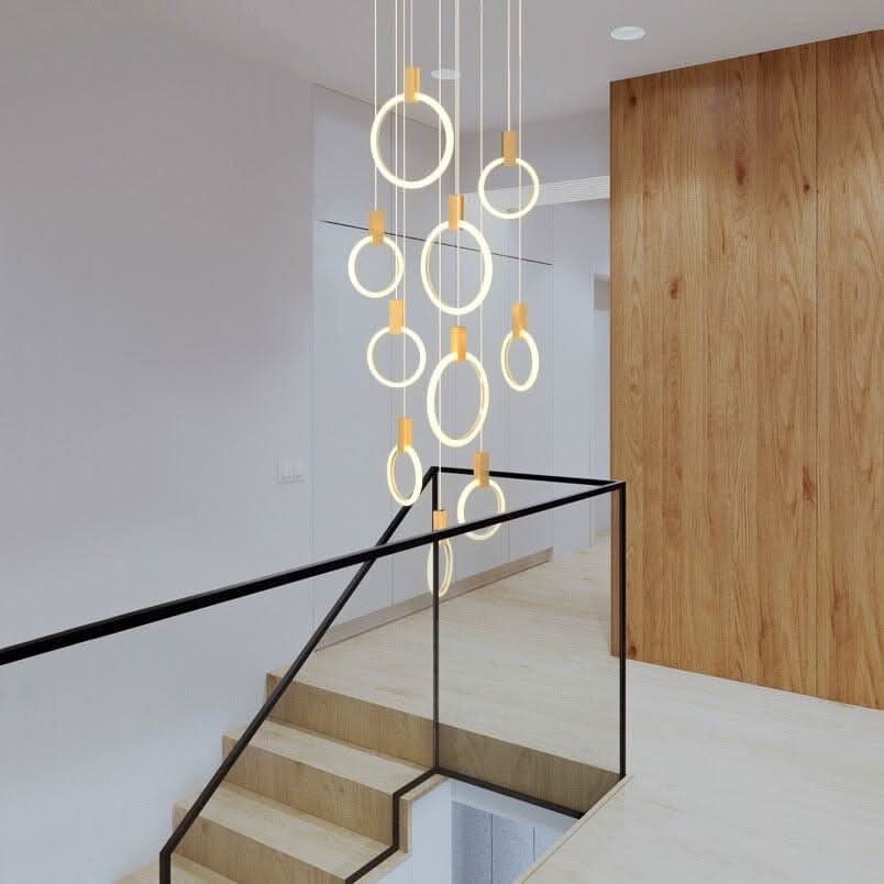 Mise en ambiance dans une entrée moderne, escalier bois et cloison vitrée