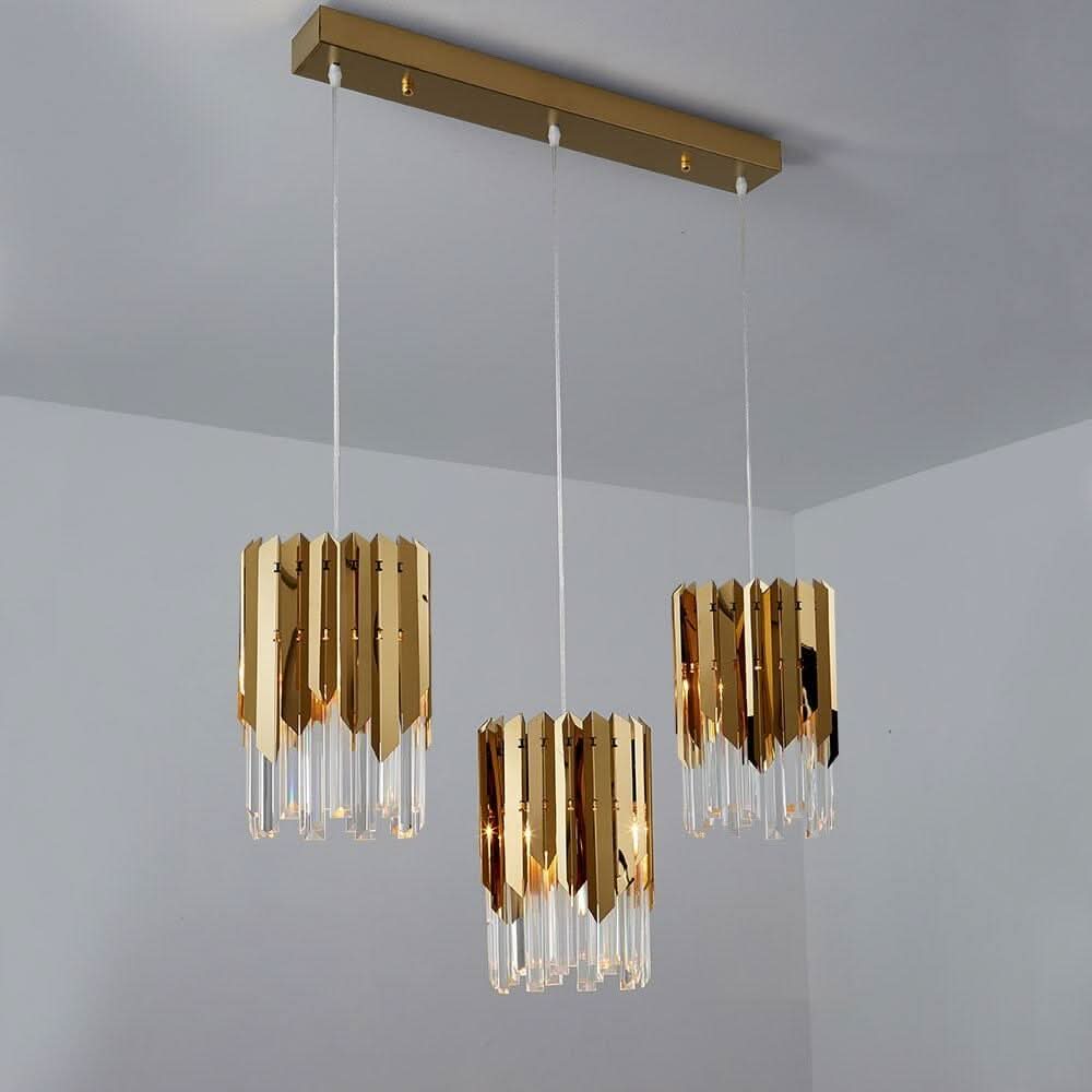 Trois luminaires suspendus à une barre rectangulaire fixée au plafond blanc