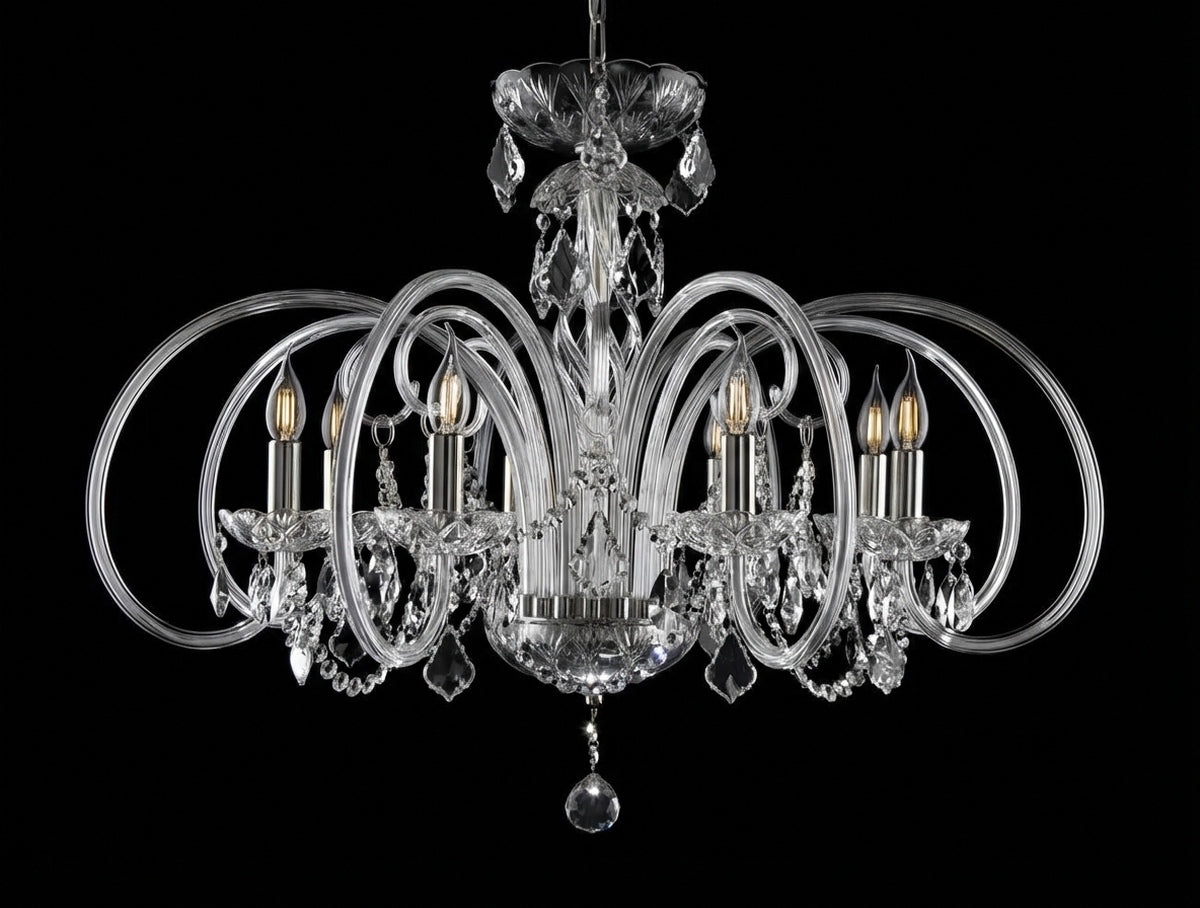 Vue frontale centrée du lustre cristal avec ses huit bras lumineux et sa chaîne dorée