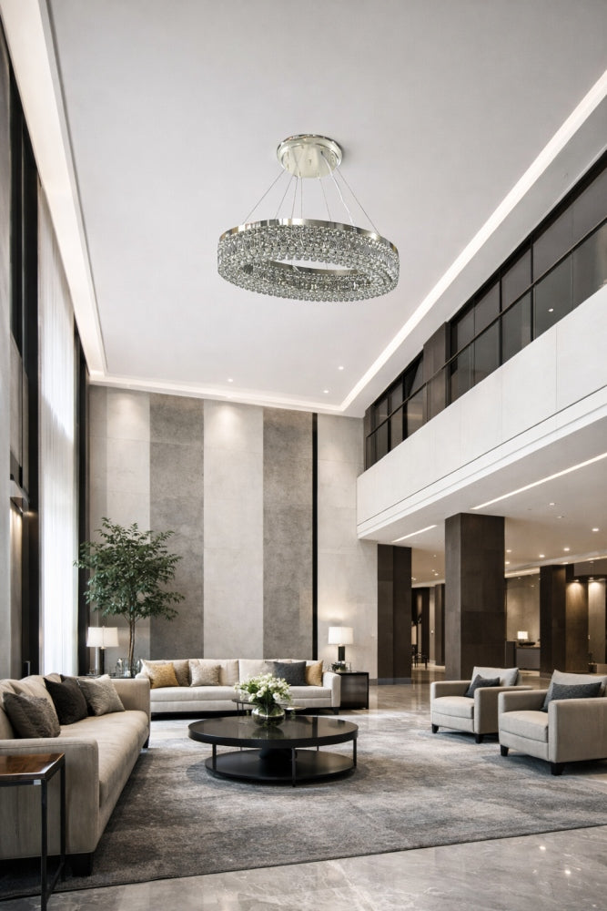 Mise en ambiance du luminaire dans un grand salon contemporain au plafond haut.