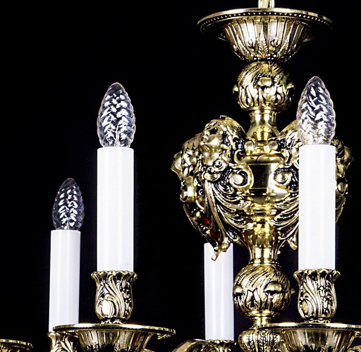Gros plan sur les douilles ornées, bougies blanches et ampoules en forme de flamme cristal
