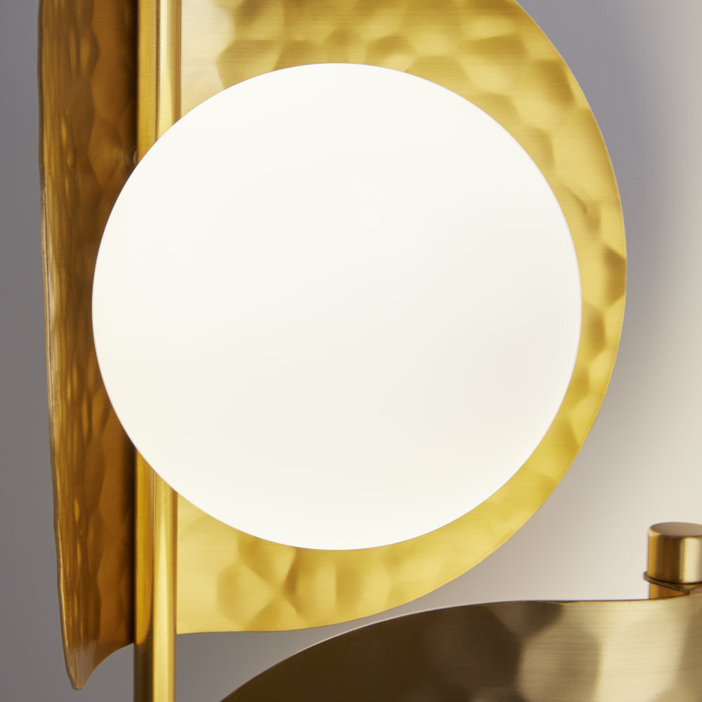 Détail rapproché de la finition martelée et du globe opalin lumineux