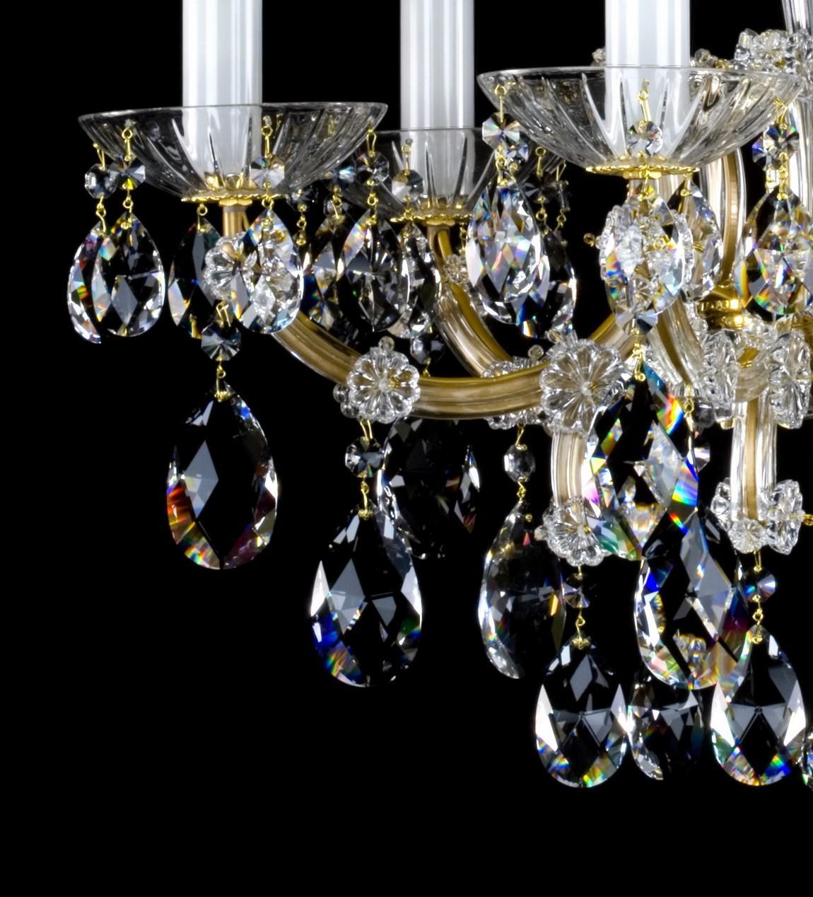 Détail des pendants en cristal taillé et des coupelles ciselées