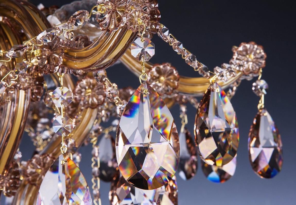 Macro d'une goutte de cristal taillée en facettes avec sa monture dorée