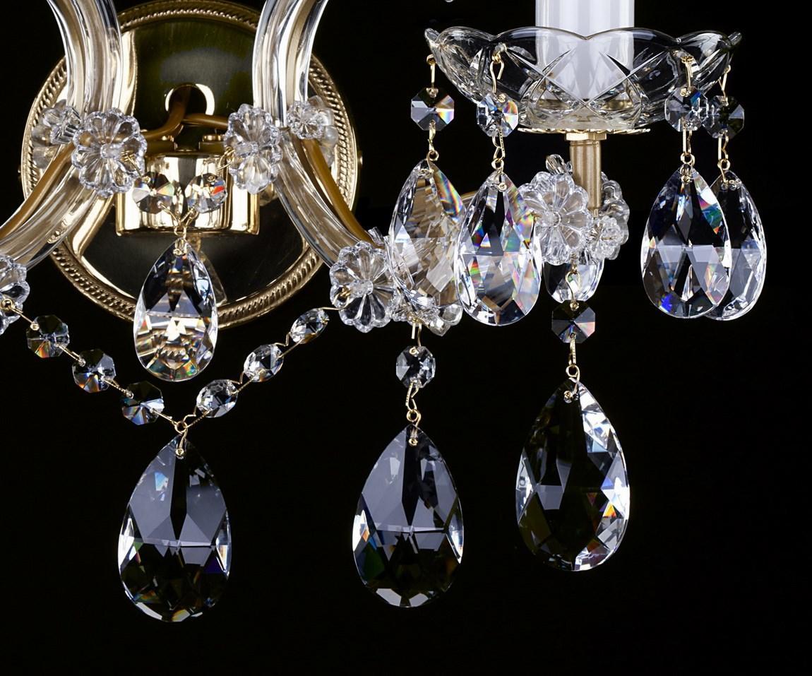 Détail rapproché des rosaces cristal fleur et grosses gouttes facettées suspendues