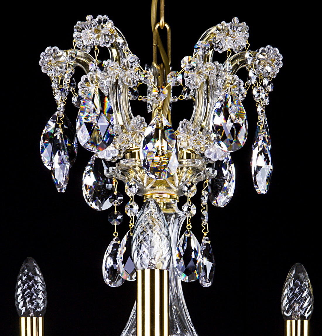 Détail de la couronne centrale ornée de fleurs et pendentifs de cristal