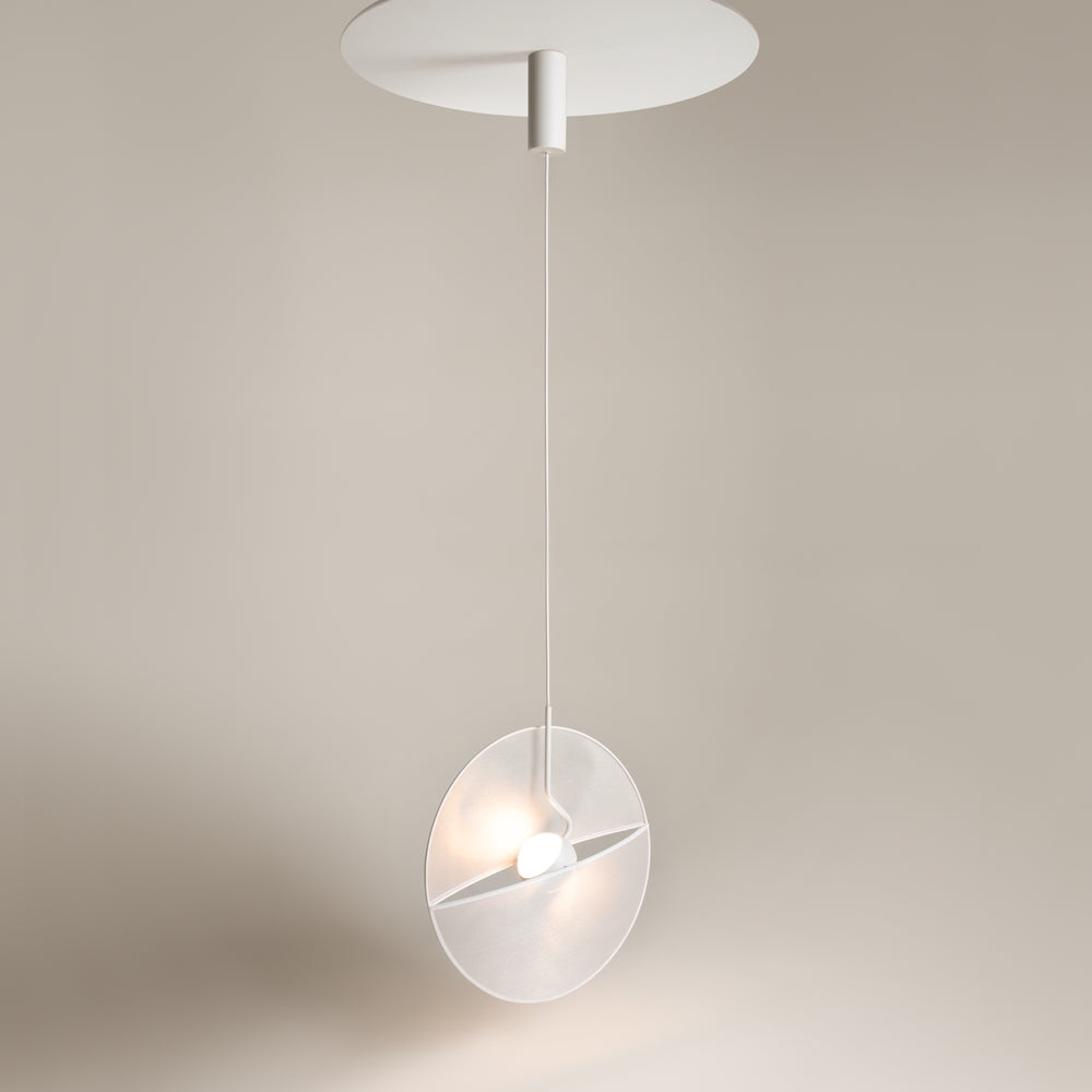Luminaire suspendu sous rosace blanche, cordon fin et diffuseur rond en tissu translucide