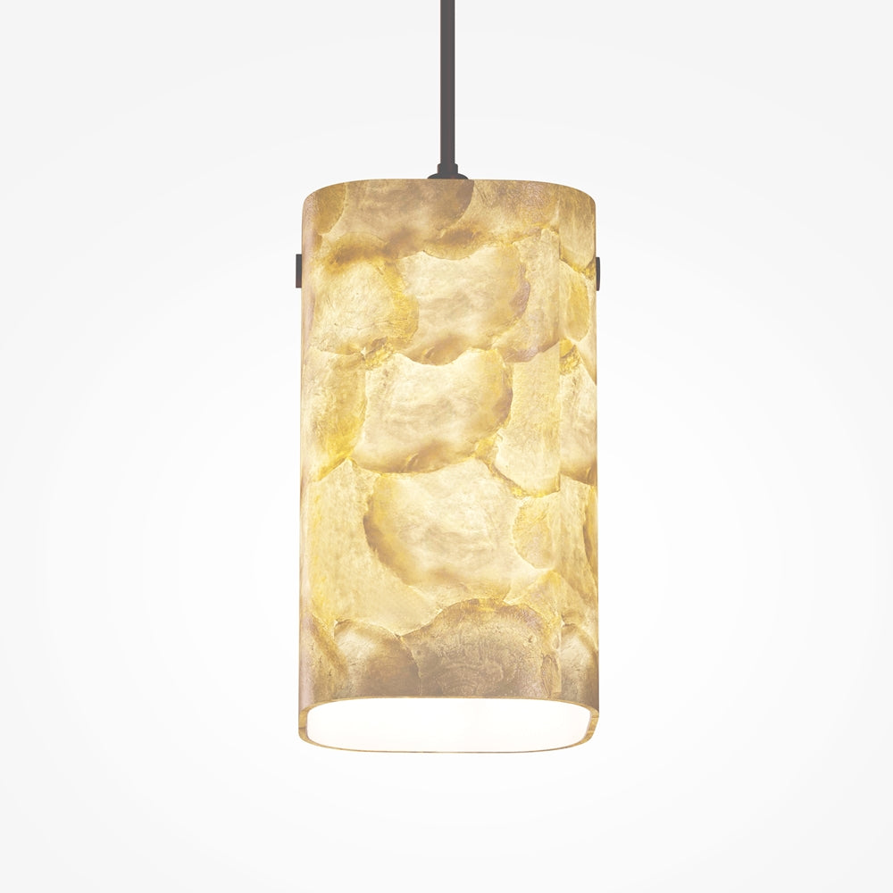 Gros plan sur un abat-jour cylindrique en albâtre, texture pierre et lumière chaude.