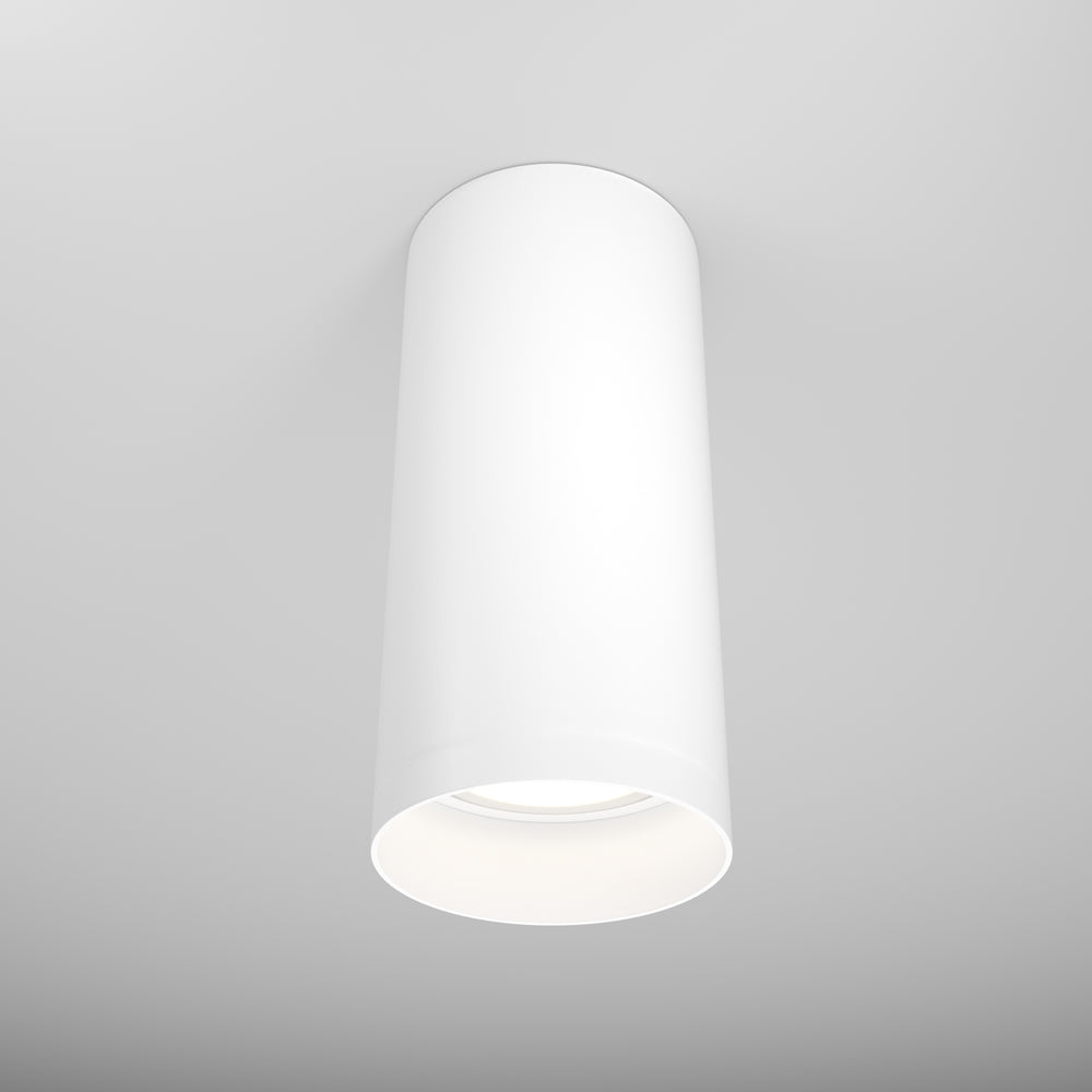 Plafonnier cylindrique blanc fixé au plafond, éclairage vers le bas.
