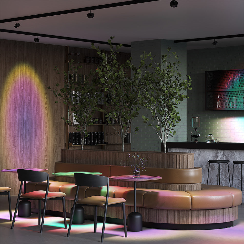 Mise en ambiance colorée dans un bar avec plusieurs spots sur rail