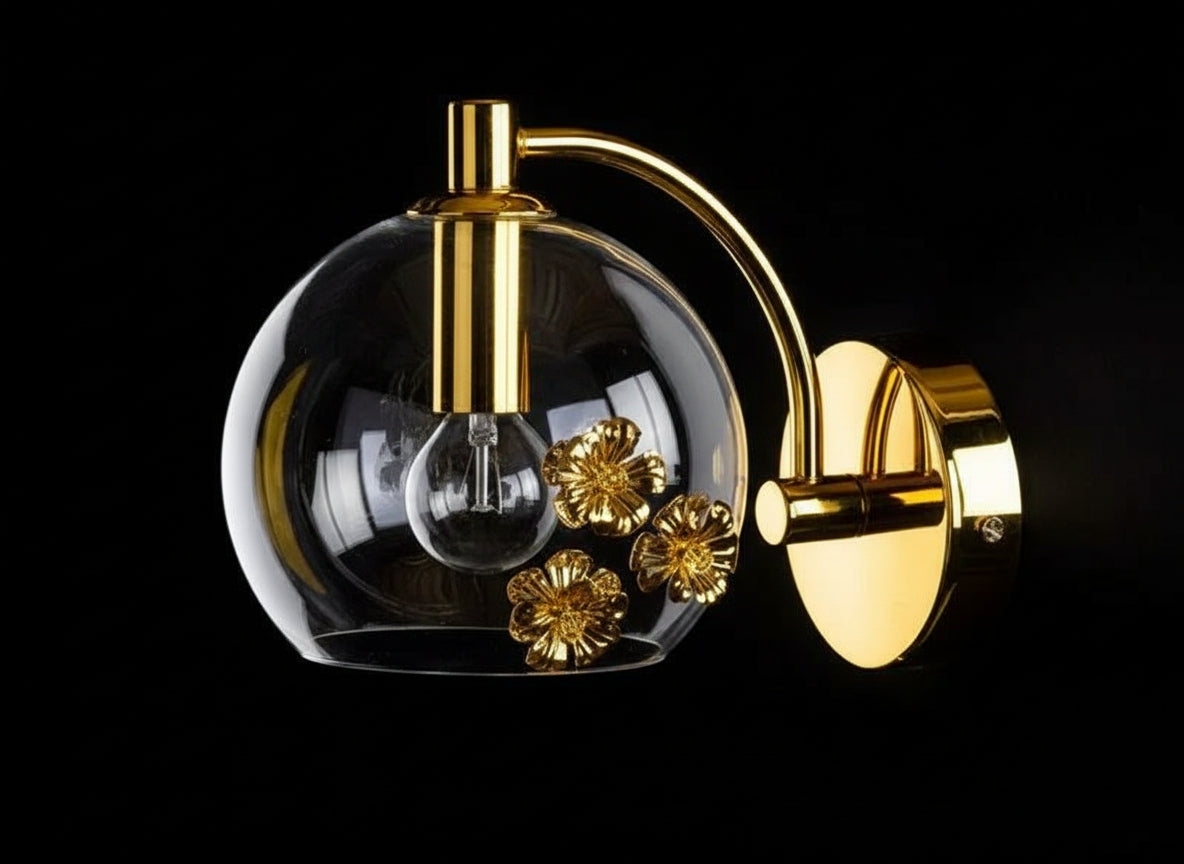 Vue de trois quarts du modèle doré, ampoule visible dans le globe et finition laiton poli.