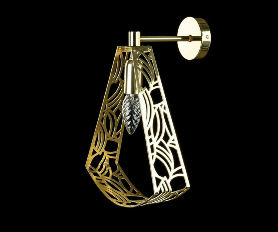 Version dorée de l'applique, ampoule visible dans l'abat-jour conique ajouré