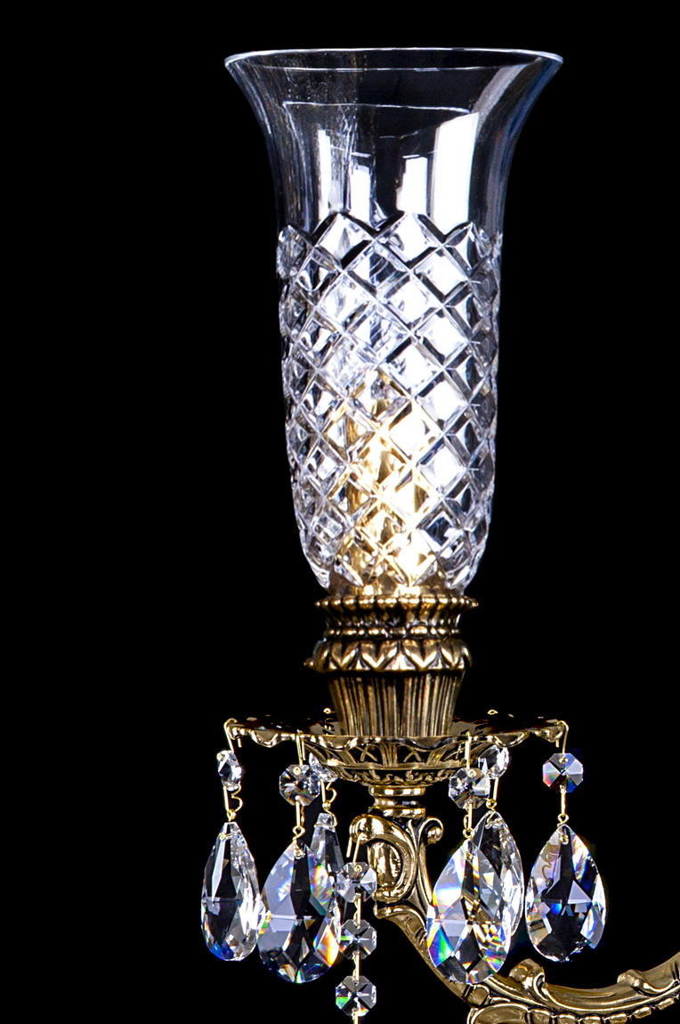 Détail de la coupe en verre taillé posée sur la bobèche dorée, cristaux en dessous