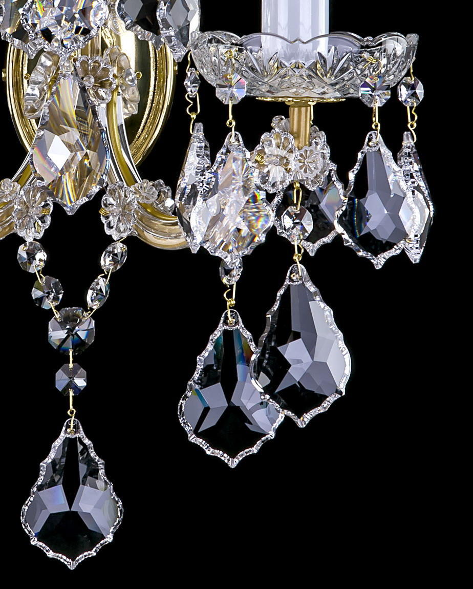 Détail des pendentifs de cristal facetté et fleurs de verre sous les coupelles