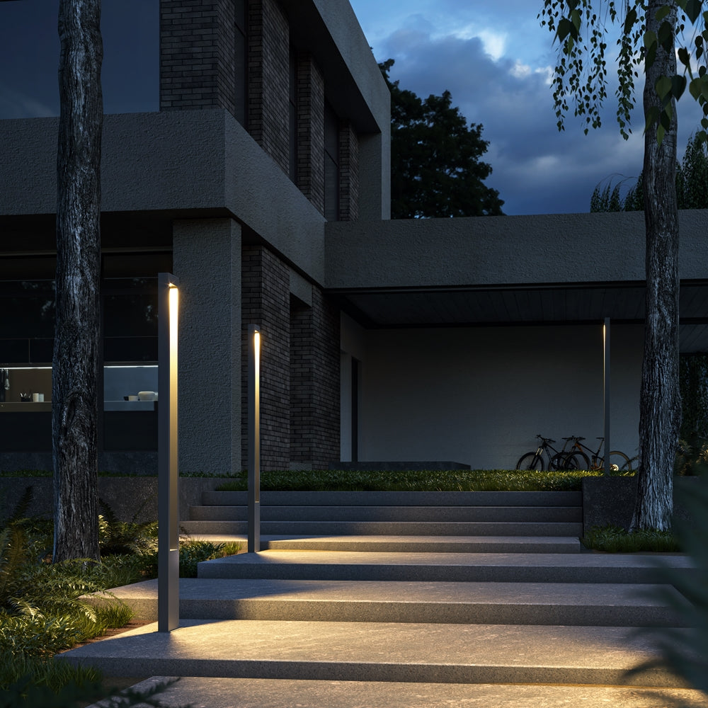 Mise en ambiance nocturne devant une maison moderne et un escalier en pierre