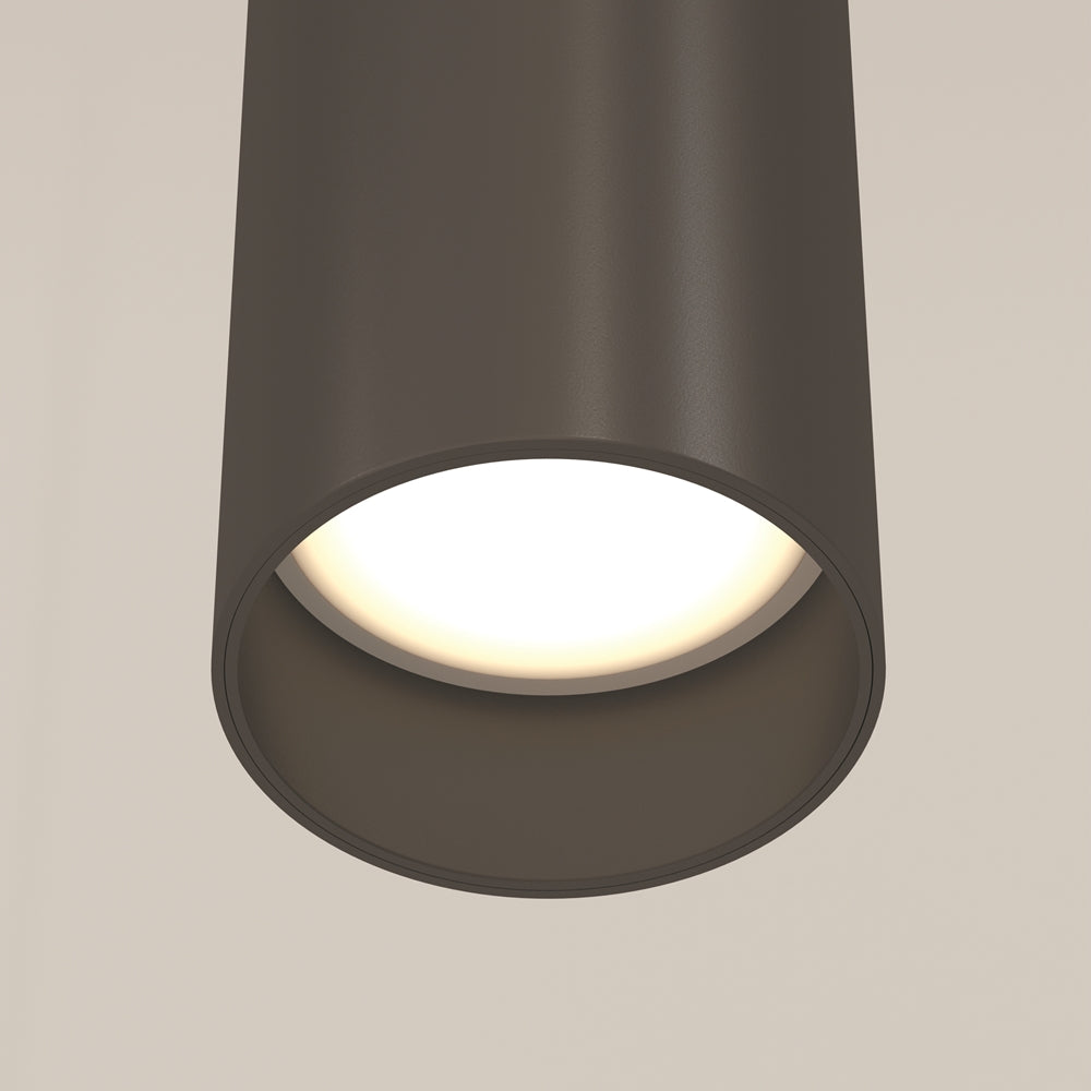 Vue rapprochée du luminaire cylindrique foncé allumé, sortie de lumière chaude