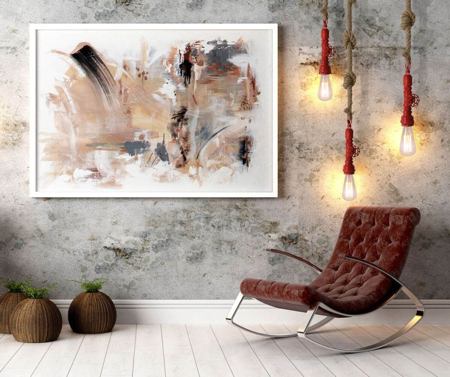 Même décor avec tableau abstrait coloré, trois suspensions rouges allumées et fauteuil en cuir.