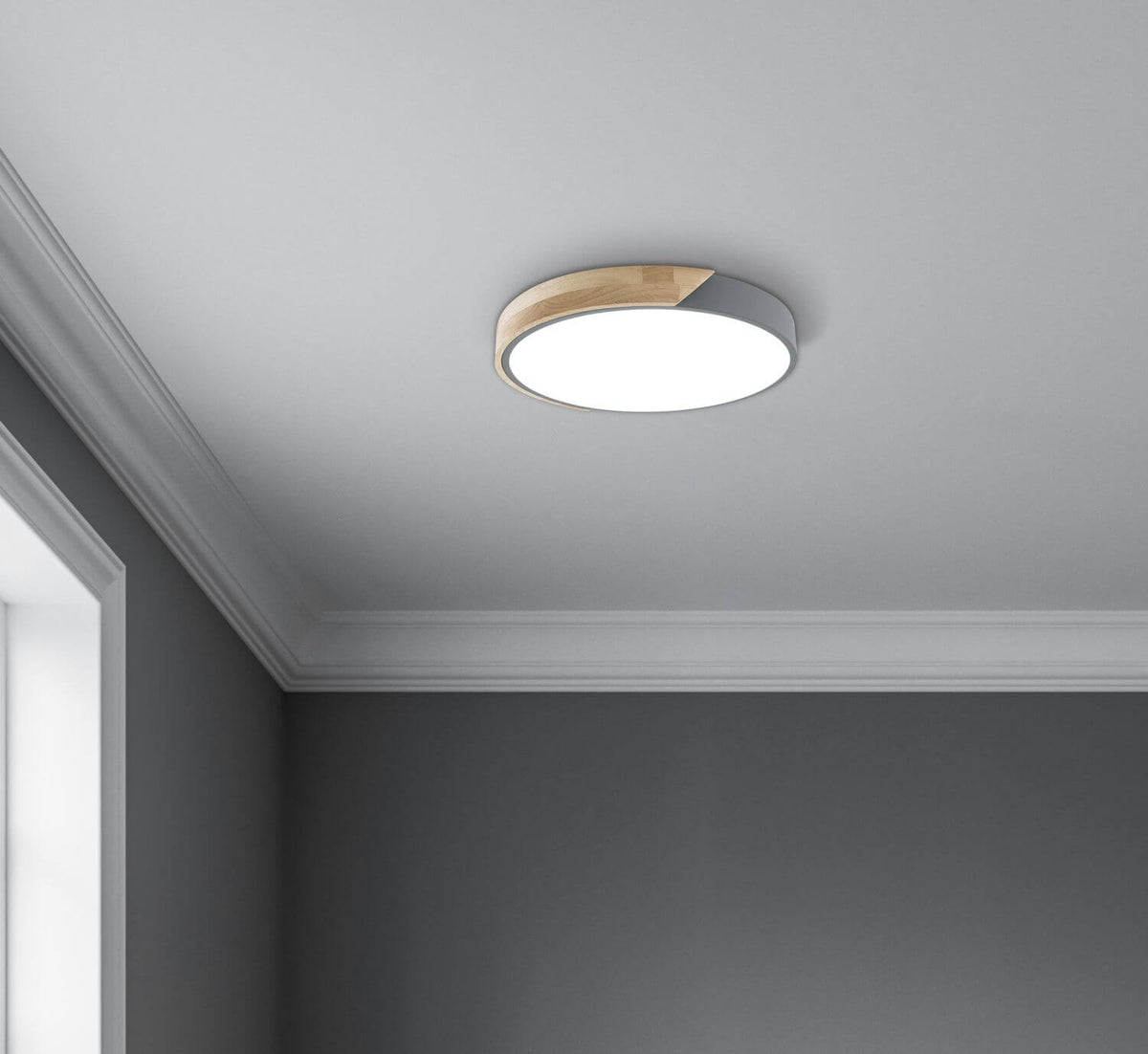 Plafonnier allumé fixé au plafond gris, vue rapprochée.