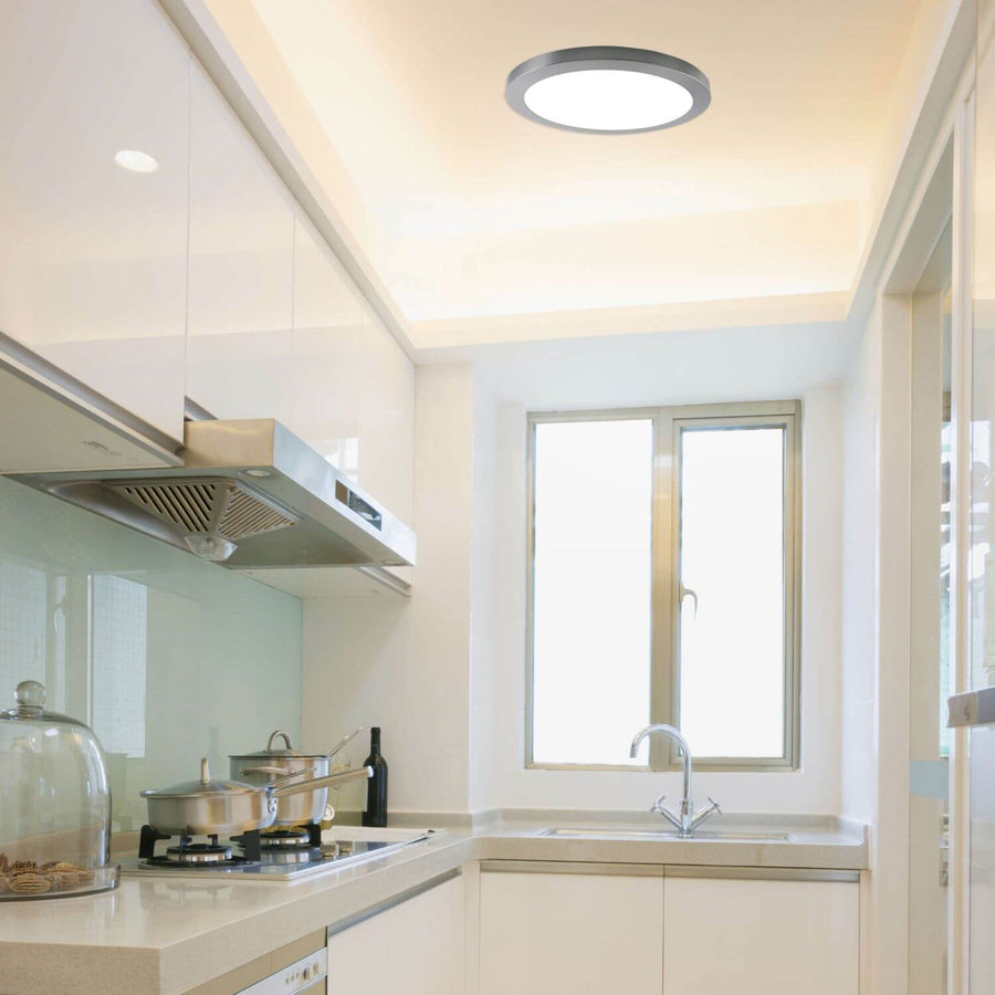 Plafonnier allumé installé dans une cuisine moderne aux tons clairs