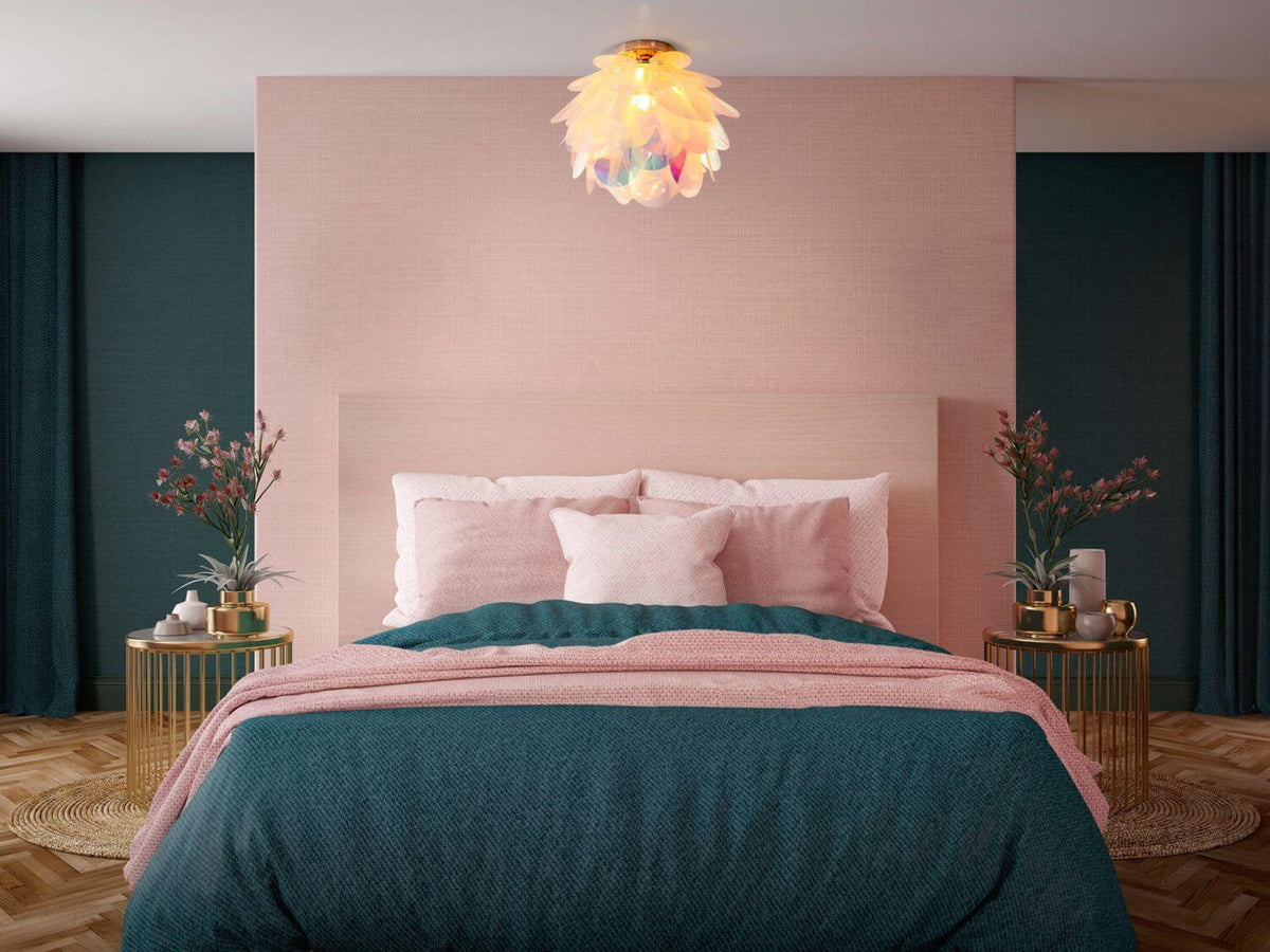 Vue en enfilade d'une chambre verte et rose avec plafonnier allumé.