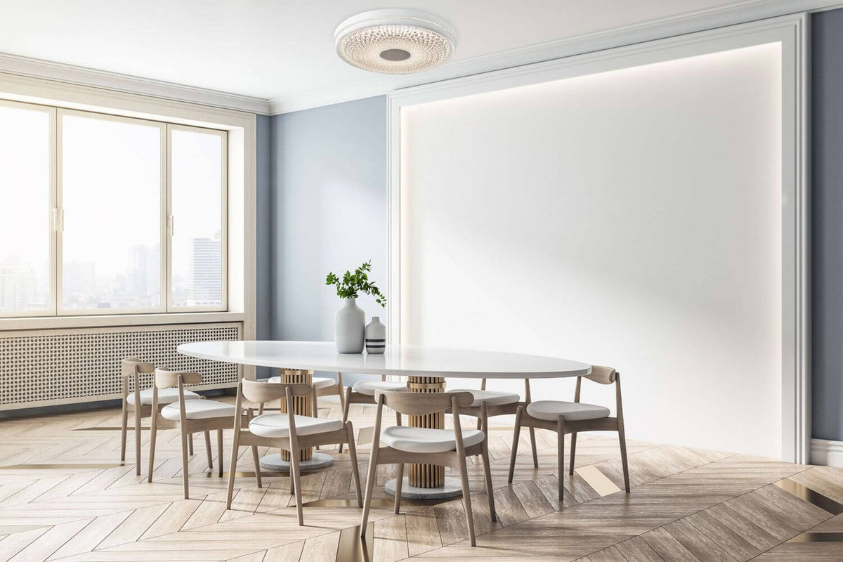 Mise en ambiance du plafonnier blanc au-dessus d'une table de salle à manger lumineuse
