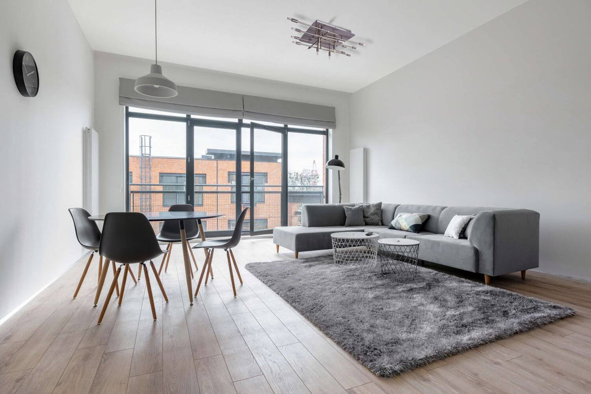 Mise en ambiance du séjour avec le plafonnier fixé au plafond, au-dessus du salon.