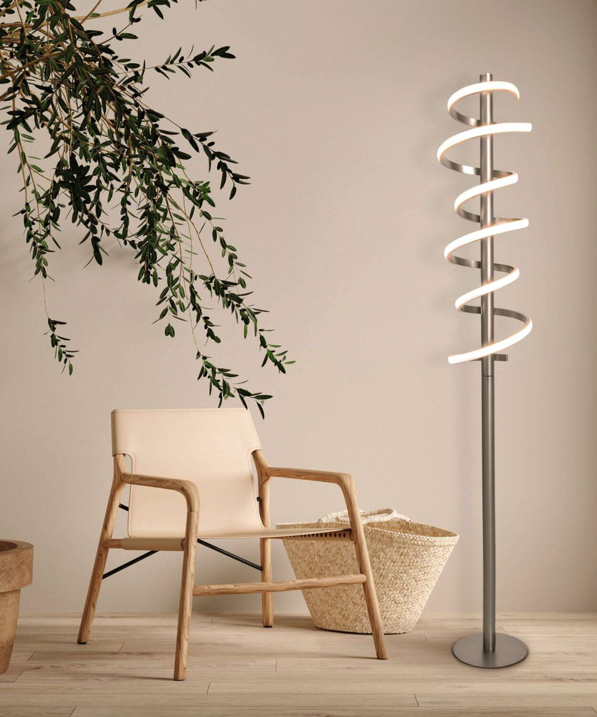 Mise en ambiance salon avec fauteuil cuir clair, panier tressé et branches de feuillage